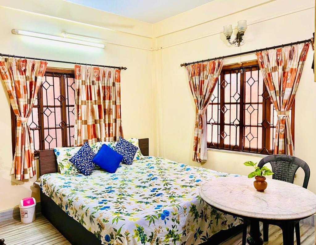 Spacious Apt With Antique Furniture ,Ac & Kitchen Kolkata Exterior photo