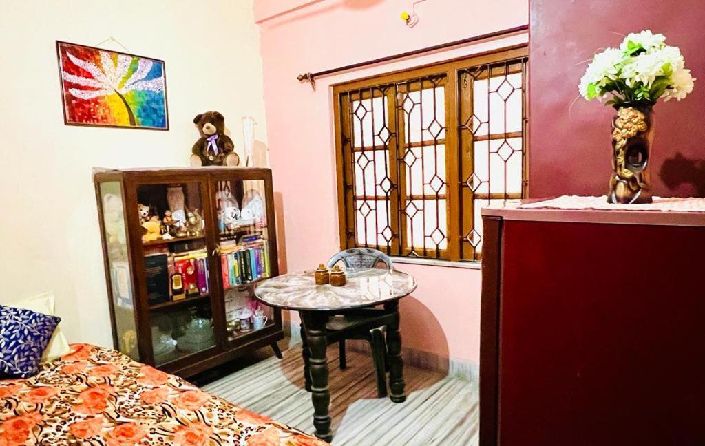 Spacious Apt With Antique Furniture ,Ac & Kitchen Kolkata Exterior photo