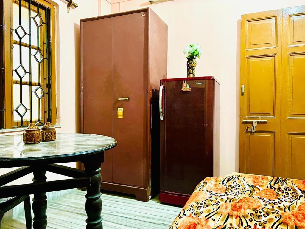 Spacious Apt With Antique Furniture ,Ac & Kitchen Kolkata Exterior photo