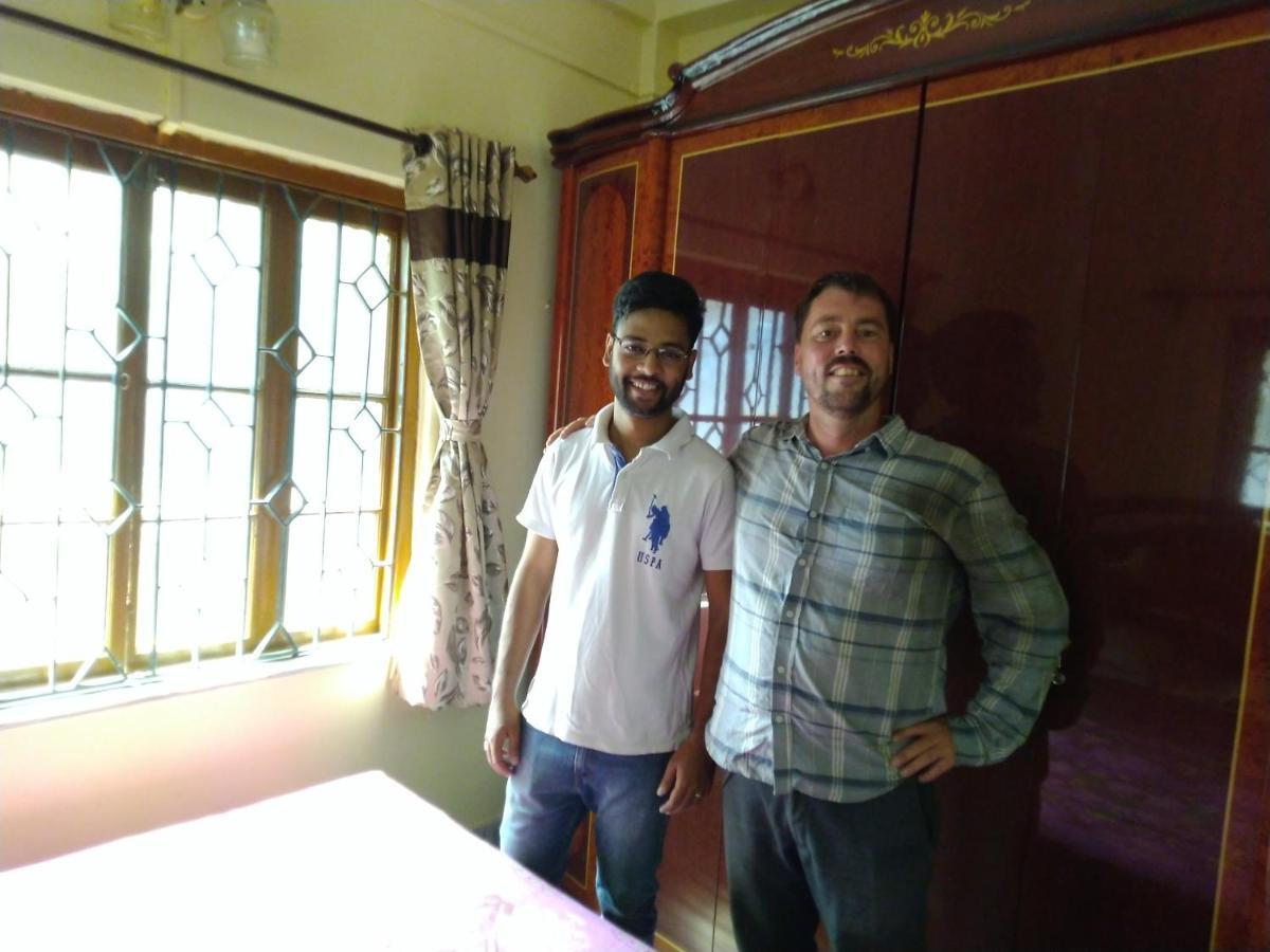 Spacious Apt With Antique Furniture ,Ac & Kitchen Kolkata Exterior photo